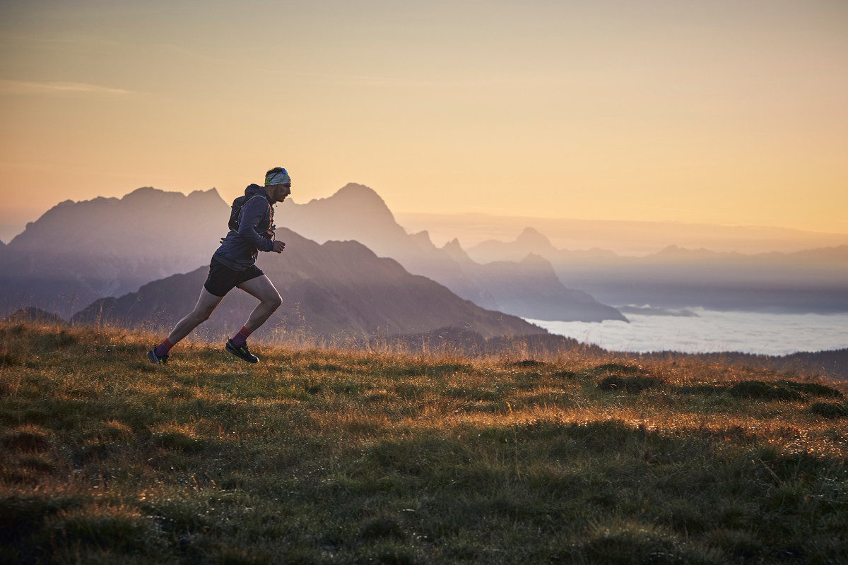 Trail runner. Трейл раннинг. Трейловый бег. Бег в горах. Спортсмен в горах.